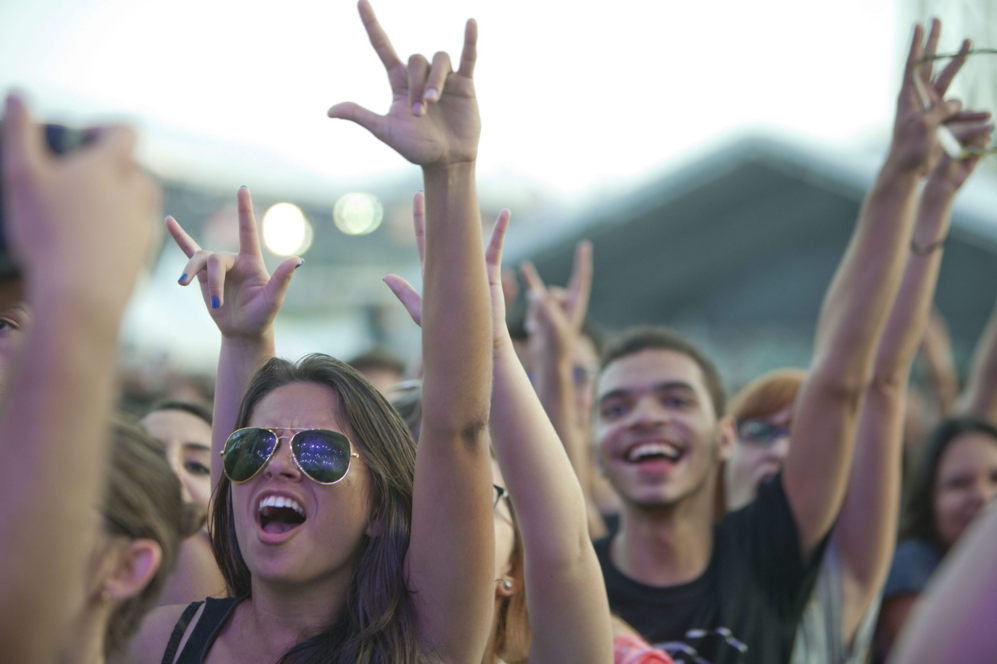 Asistentes disfrutan durante un concierto en el festival Lollapalooza...
