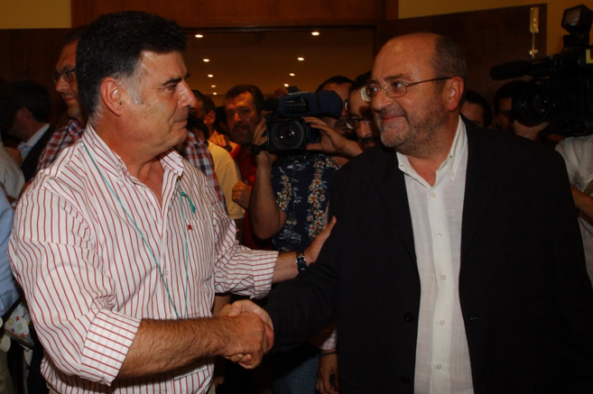 Jos Antonio Viera y Jos Caballos se saludan en un acto del PSOE,...