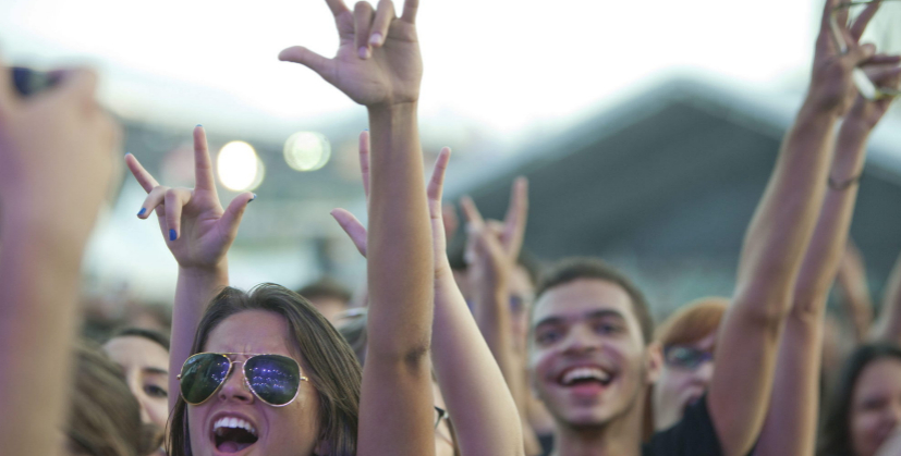Asistentes disfrutan durante un concierto en el festival Lollapalooza...