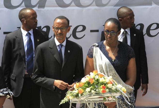 El presidente ruands, Paul Kagame, junto a su esposa, Jeannette,...