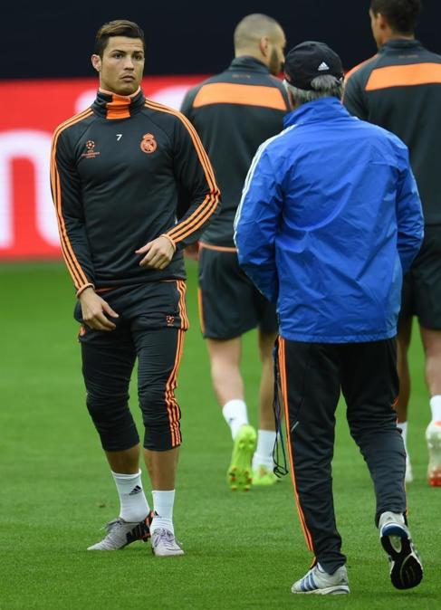 Cristiano habla con Ancelotti antes de retirarse.