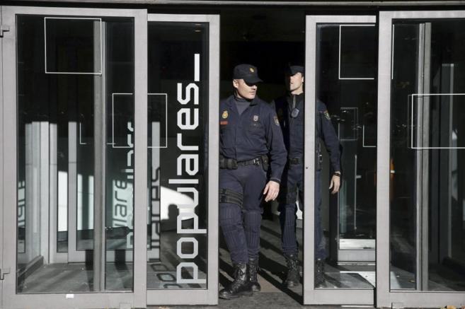 Policías, en la sede del PP de la calle Génova de Madrid, el 20 de...