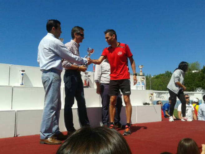 Pentinel recibe el trofeo como ganador de la carrera de Santeras...