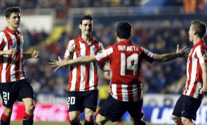 Herrera, Susaeta y Muniain celebran con Aduriz uno de sus goles.
