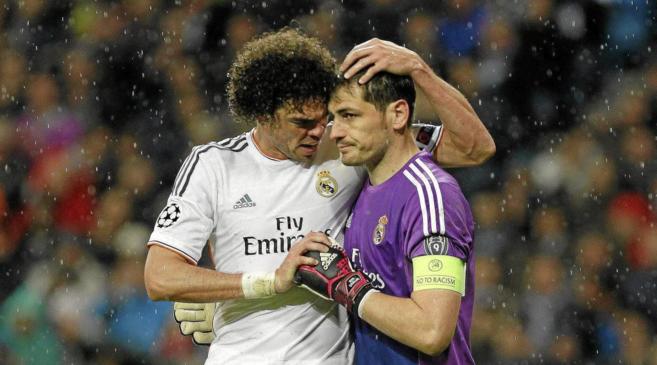 Pepe y Casillas se abrazan en el partido de ida.