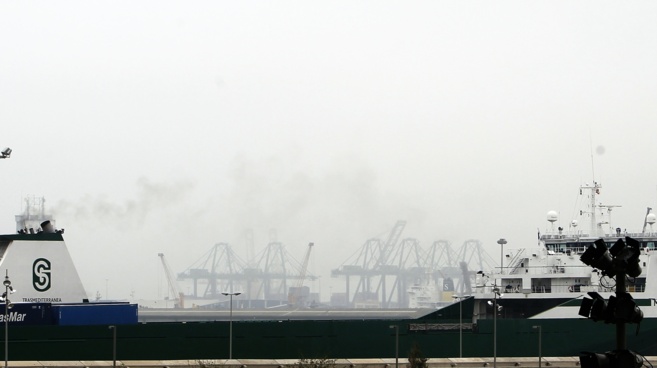 La densa niebla de esta maana en el Puerto de Valencia.