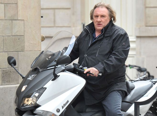Gerard Depardieu, a lomos de la scooter con la que tuvo el accidente...