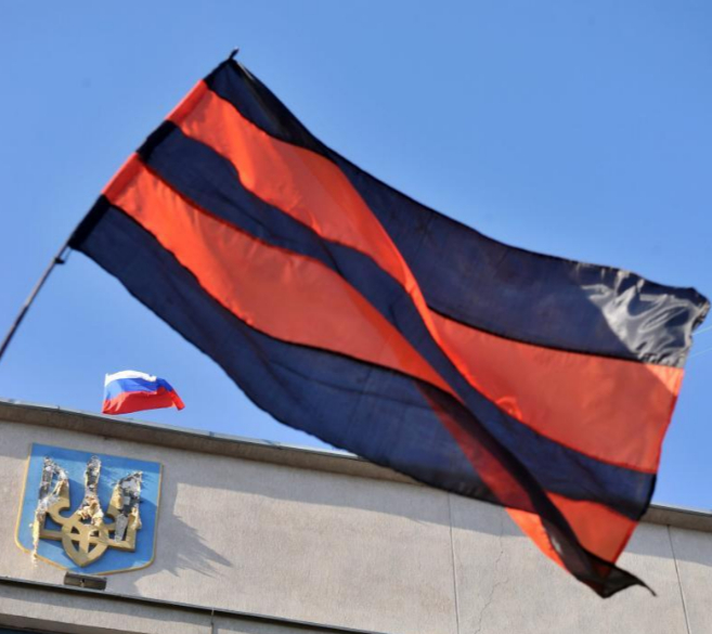 La bandera rusa ondea en la sede del servicio de seguridad de Ucrania...
