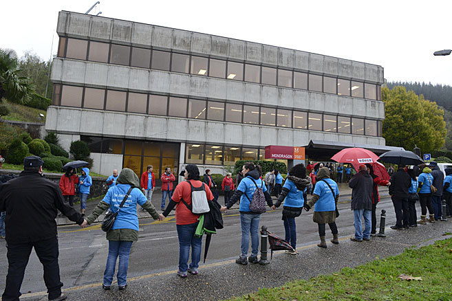 Trabajadores de Fagor protestan por sus empleos ante la sede de...