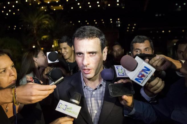 El lder de la oposicin venezolana, Enrique Capriles, habla con la...