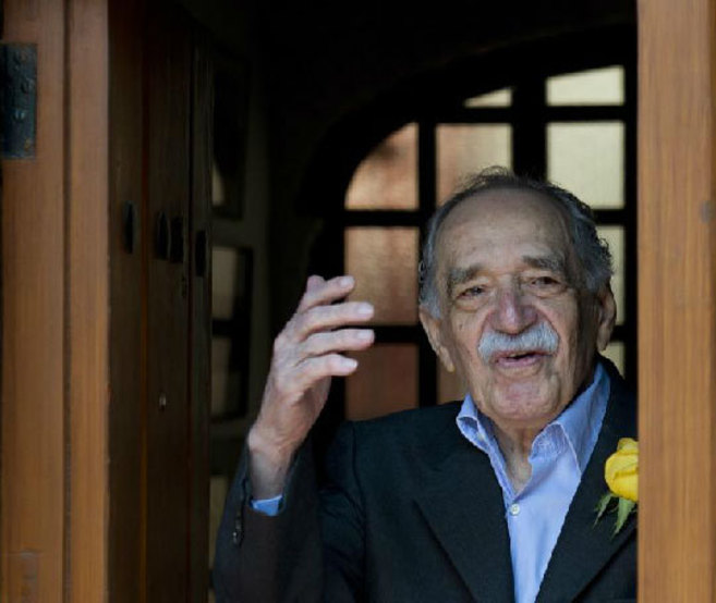 El escritor colombiano, en la puerta de su casa el pasado 6 de marzo,...