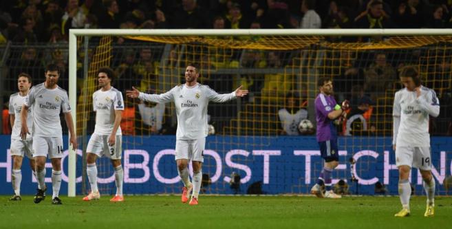 Los jugadores del Madrid se lamentan durante el partido en Dortmund.