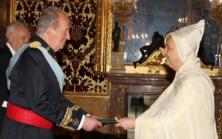 Don Juan Carlos recibe la carta credencial del embajador de Marruecos,...