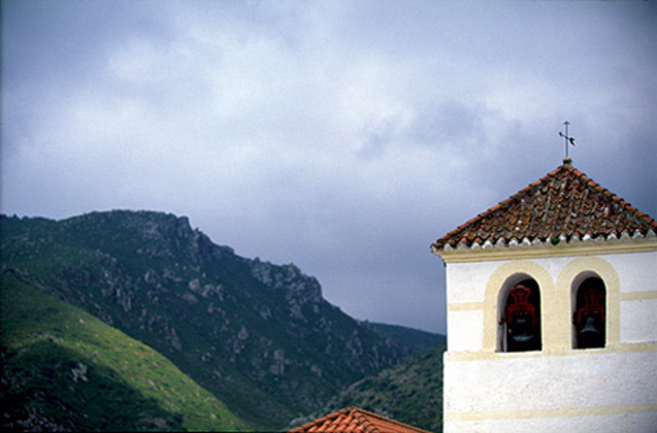 El campanario de la iglesia de Santa Catalina en Zjar, en el valle...