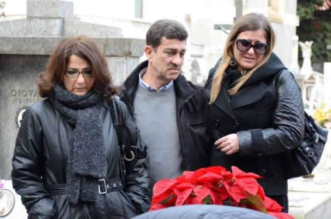 Los familiares de Mario Biondo durante la exhumacin del cuerpo del...