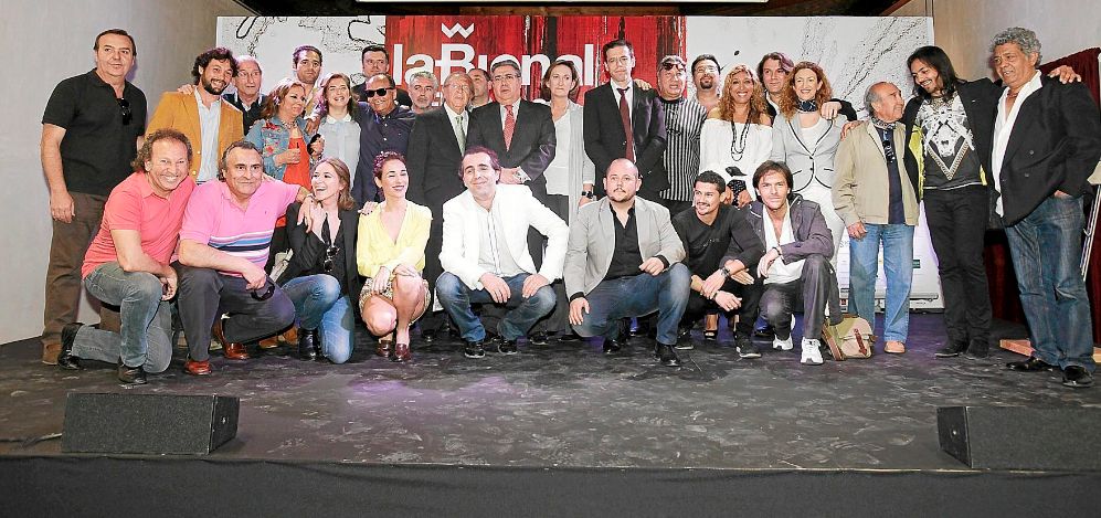 Foto de familia de los responsables de la Bienal de Flamenco, tras la...