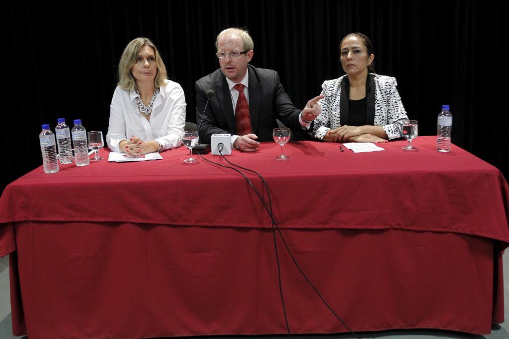 Los políticos latinomaricanos Cornelia Schmidt, Adrian Oliva y...