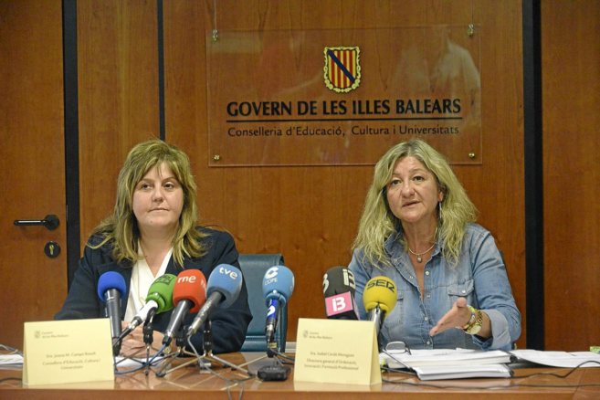 La consellera Joana Maria Camps y la directora de Ordenación,...