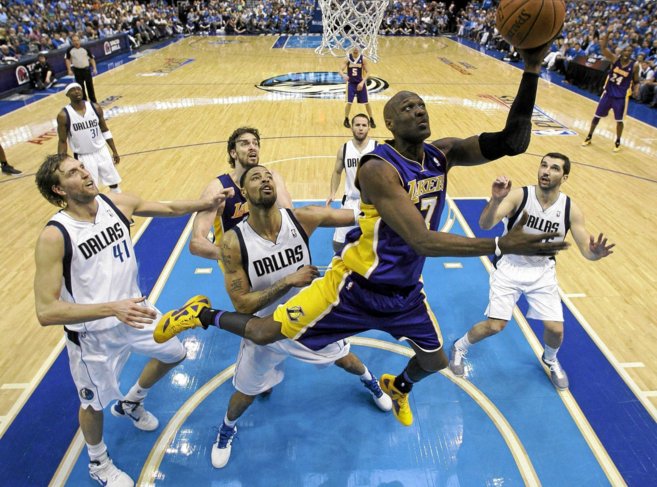 Odom, con la camiseta de los Lakers, vuela en la NBA.