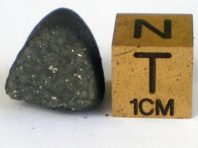 Meteorito Ardn, comparado con un cubo de un centmetro de lado.