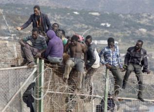 Inmigrantes encaramados a la valla de Melilla