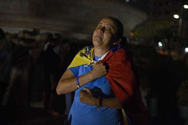 La líder opositora Gabriela Arellano reza en Caracas por la...