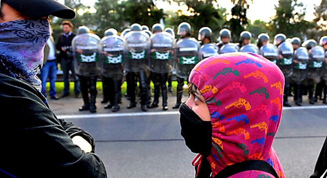 Manifestantes argentinos bloquean la carretera panamericana.