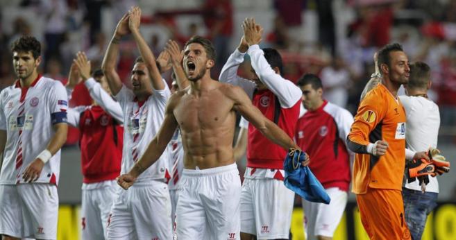 Los jugadores del Sevilla celebran la goleada al Oporto.