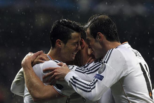 Los jugadores del Madrid abrazan a Cristiano en la ida de los cuartos...