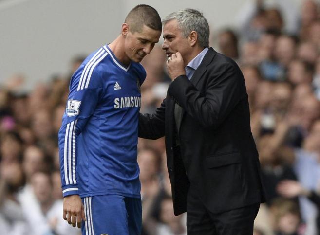 Mourinho y Torres conversan durante un partido.