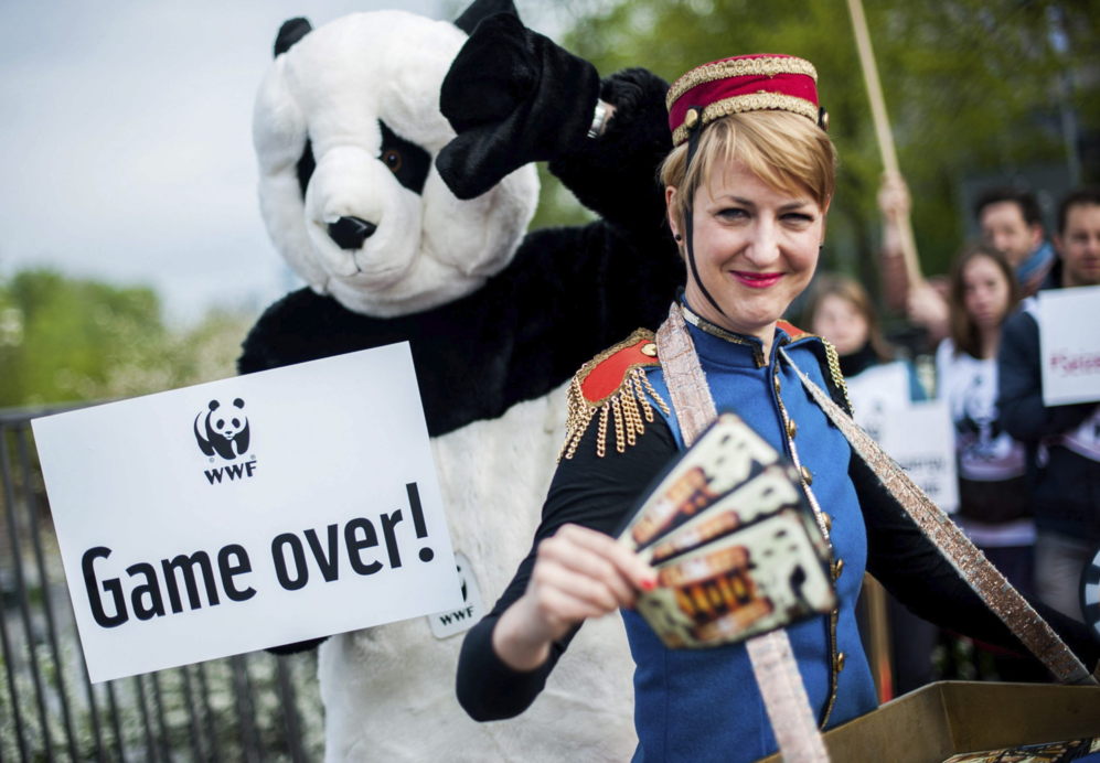 Activistas del Fondo Mundial para la Naturaleza disfrazados de oso...