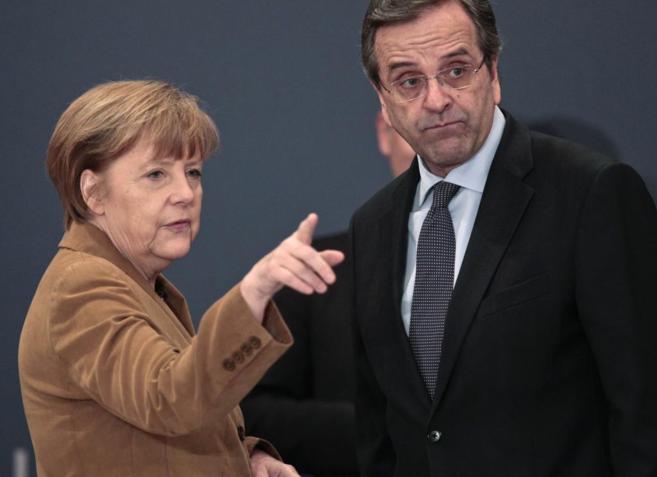 La canciller alemana, Angela Merkel, junto al primer ministro griego,...