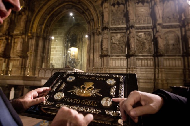 Presentacin del libro de oro del Santo Grial en la Catedral de...