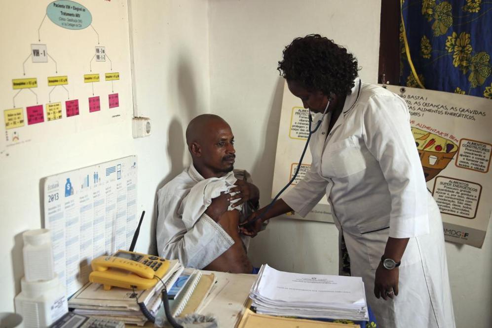 Una enfermera guineana explora a un paciente procedente de la vecina...