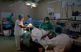 Un cirujano se prepara para operar a un paciente en un quirfano...
