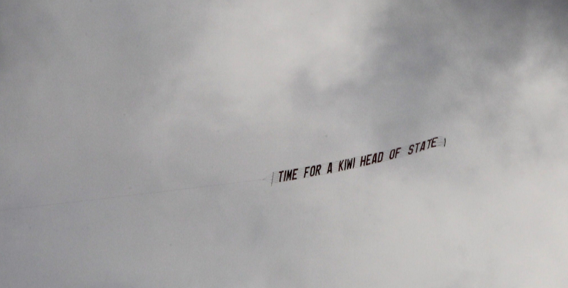 Un avin vuela con el mensaje 'Es hora para una cabeza Kiwi de...