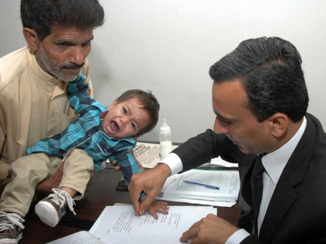 Beb paquistn de 9 meses acusado de asesinato llorando mientras...