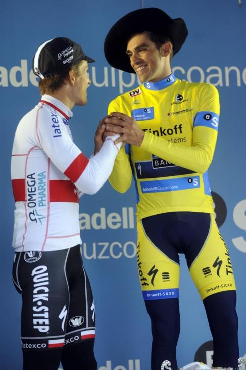 Michal Kwiatkowski felicita a Alberto Contador en el podio.