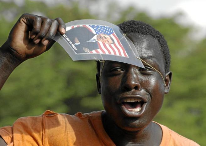 Un joven negro celebra la primera victoria de Barack Obama en las...