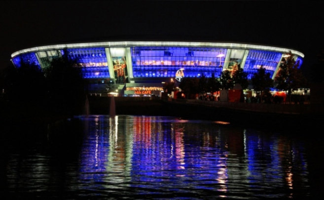 Imagen nocturna del Dombass Arena, iluminado para la celebracin de...