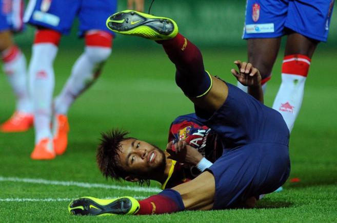 Neymar, cado en el csped de Los Crmenes.