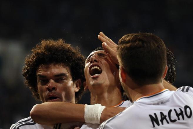 Di Mara es felicitado por Pepe y Nacho tras el 1-0 frente al...