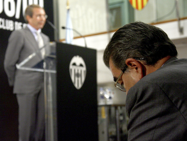 Juan Soler agacha la cabeza mientras Vicente Soriano toma la palabra...