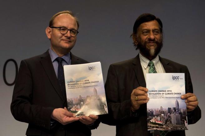 El presidente de IPCC, Rajendra Pachauri (dcha.), y Ottmar Edenhofer,...