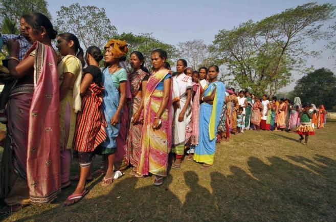 Una fila de mujeres india, en cola para votar.