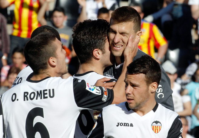 Los jugadores del Valencia felicitan a Guaita por parar el penalti a...