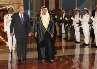 El Rey Juan Carlos, recibido por el ministro de Estado Sultn al...