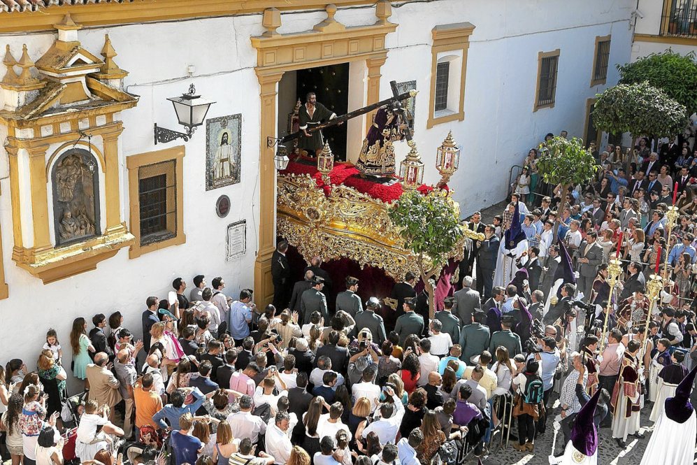 El nazareno de San Roque saliendo de la iglesia de Santiago, por obras...