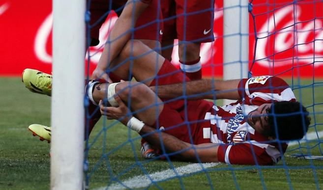 Diego Costa, lesionado tras impactar con el poste al marcar el 0-2.