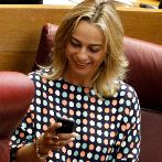 La tambin alcaldesa de Alicante, mira su telfono mvil y sonre...